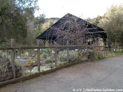 A picture of the barn near the farm.